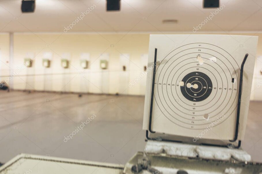 Sportschütze mit Luftgewehr am Schießstand